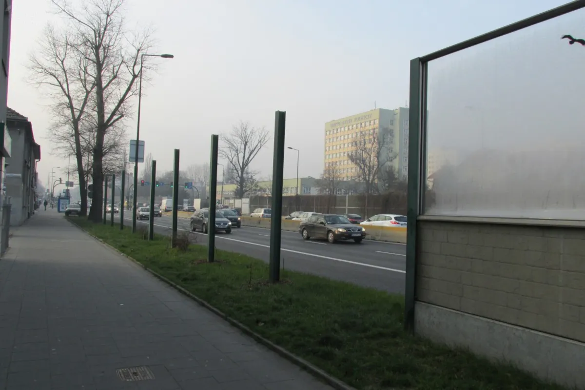 Słupy na al. 29 listopada szpecą i niczemu nie służą. To ma się zmienić