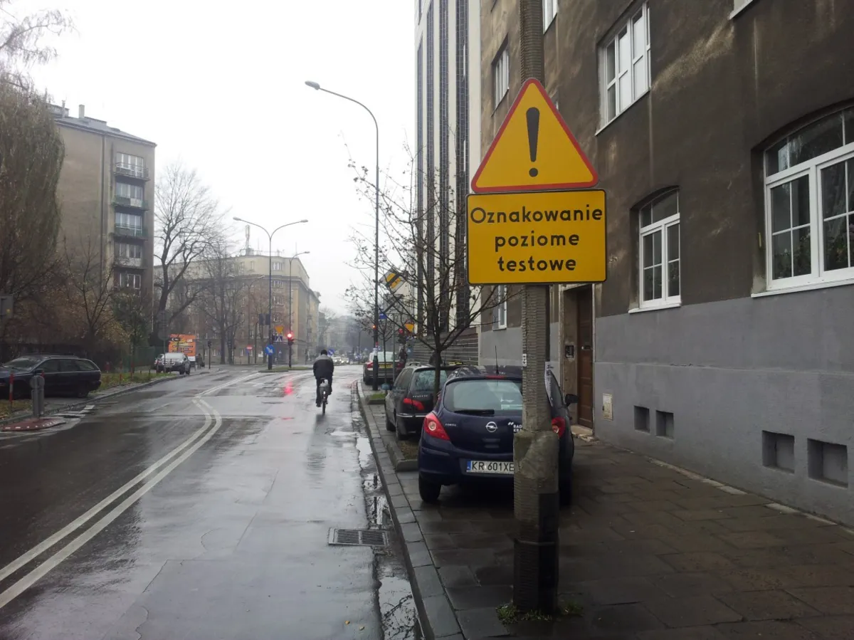 Znaki drogowe w Krakowie: miało ich ubywać, w niektórych miejscach wciąż pojawiają się nowe