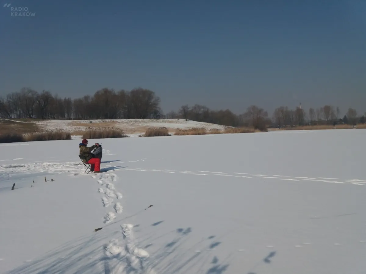 Eksperci ostrzegają. Chodzenie po zamarzniętych akwenach nigdy nie jest bezpieczne
