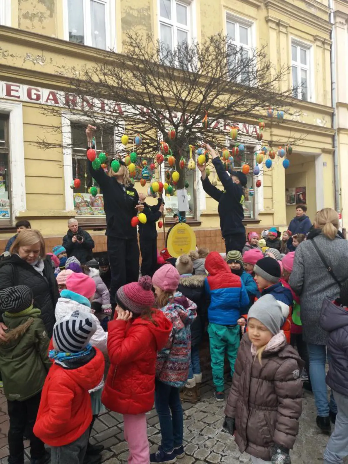 Pisankowy Desant w centrum Tarnowa. Dekoracje przygotowali najmłodsi mieszkańcy miasta