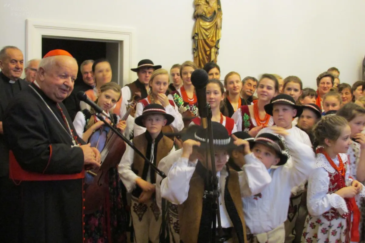 Wspólne kolędowanie górali z kardynałem Dziwiszem