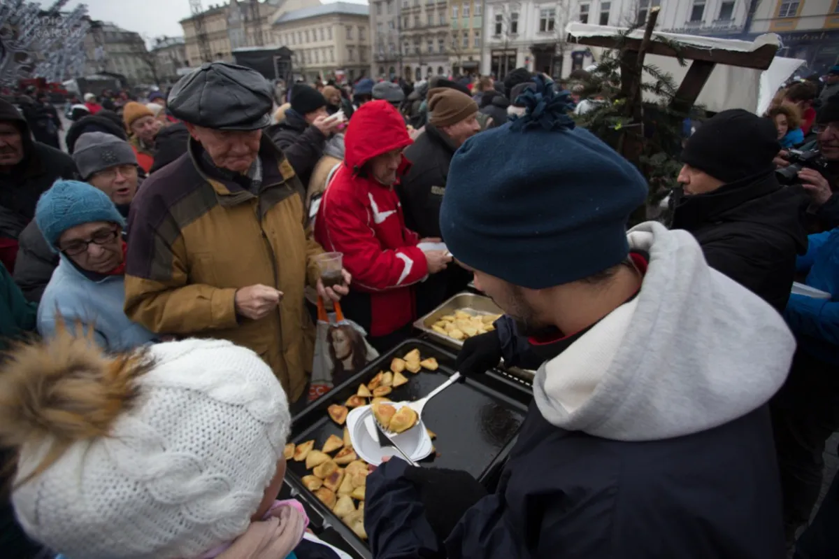 8 tysięcy litrów zupy i prawie 200 tysięcy pierogów.  Na Rynku Głównym w Krakowie odbyła się Wigilia dla potrzebujących