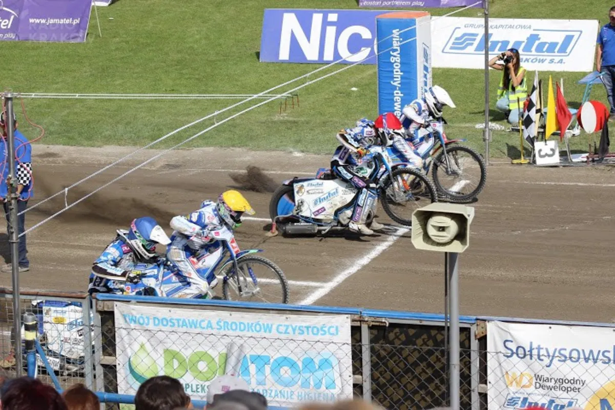Żużlowcy Wandy zaczęli sezon od wygranej