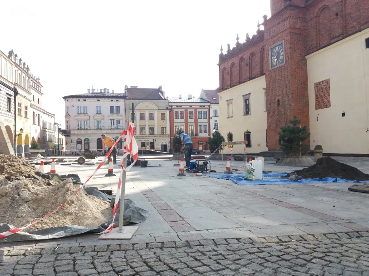 W oczekiwaniu na remont tarnowskiego Rynku - trwa doraźna naprawa płytek