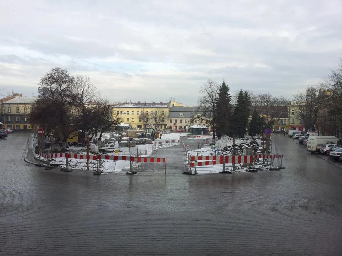 Krakowianie nadal czekają na otwarcie Rynku Podgórskiego. Miał być udostępniony w grudniu 2014