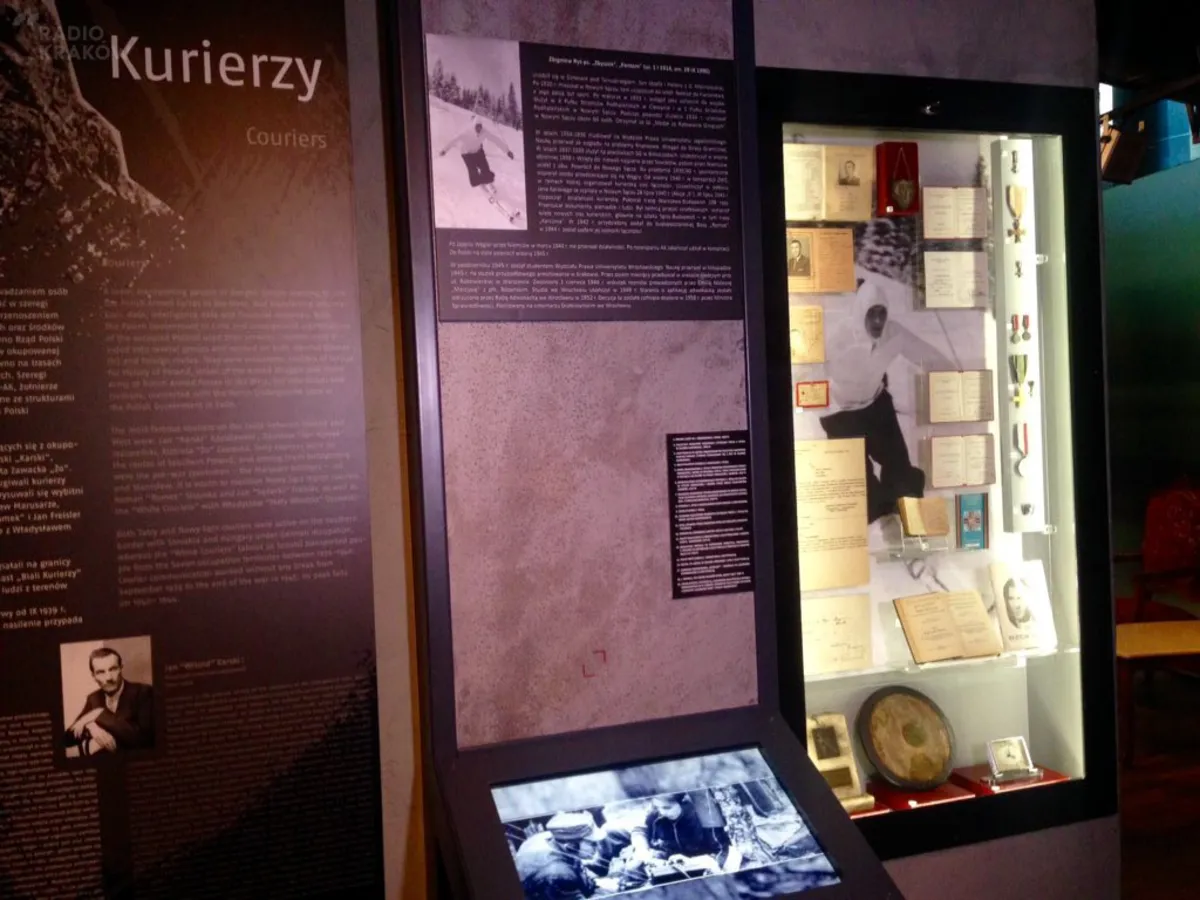 W Muzeum Armii Krajowej można zobaczyć pamiątki po kurierze AK Zbigniewie Rysiu ps. "Fantom"