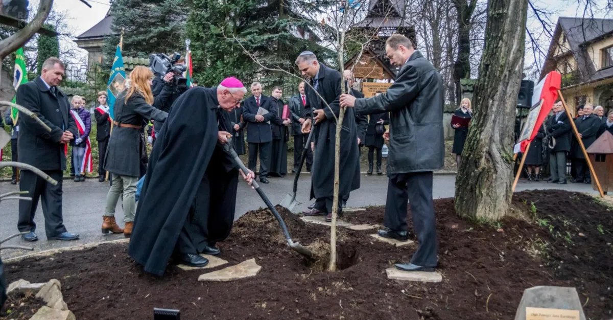 W Marcinkowicach koło Nowego Sącza  posadzono Dąb Jana Karskiego