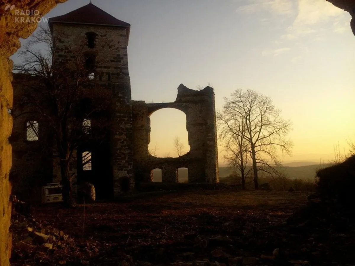 Miłośnicy historii odnaleźli powojenne plany ratowania ruin zamku Tenczyn