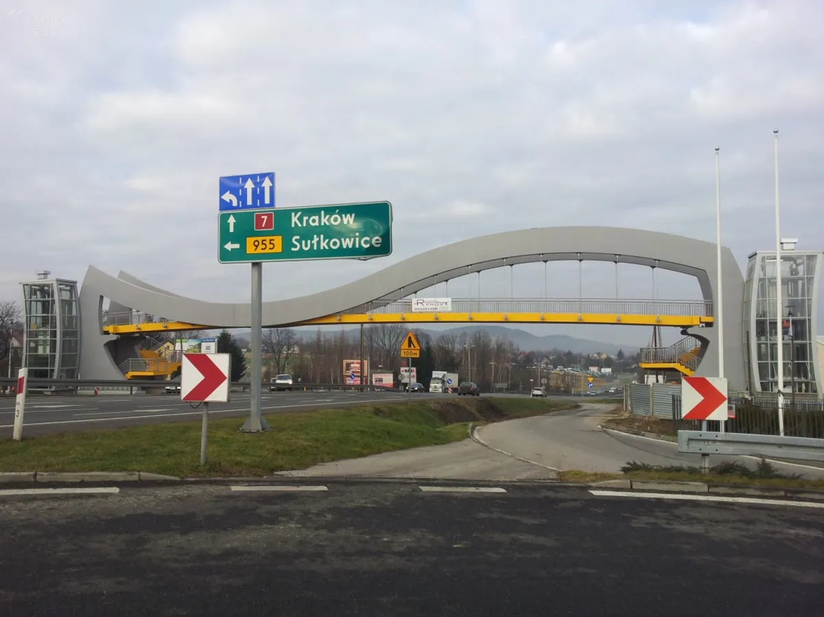 Kładka dla pieszych w Jaworniku na zakopiance jest już prawie gotowa