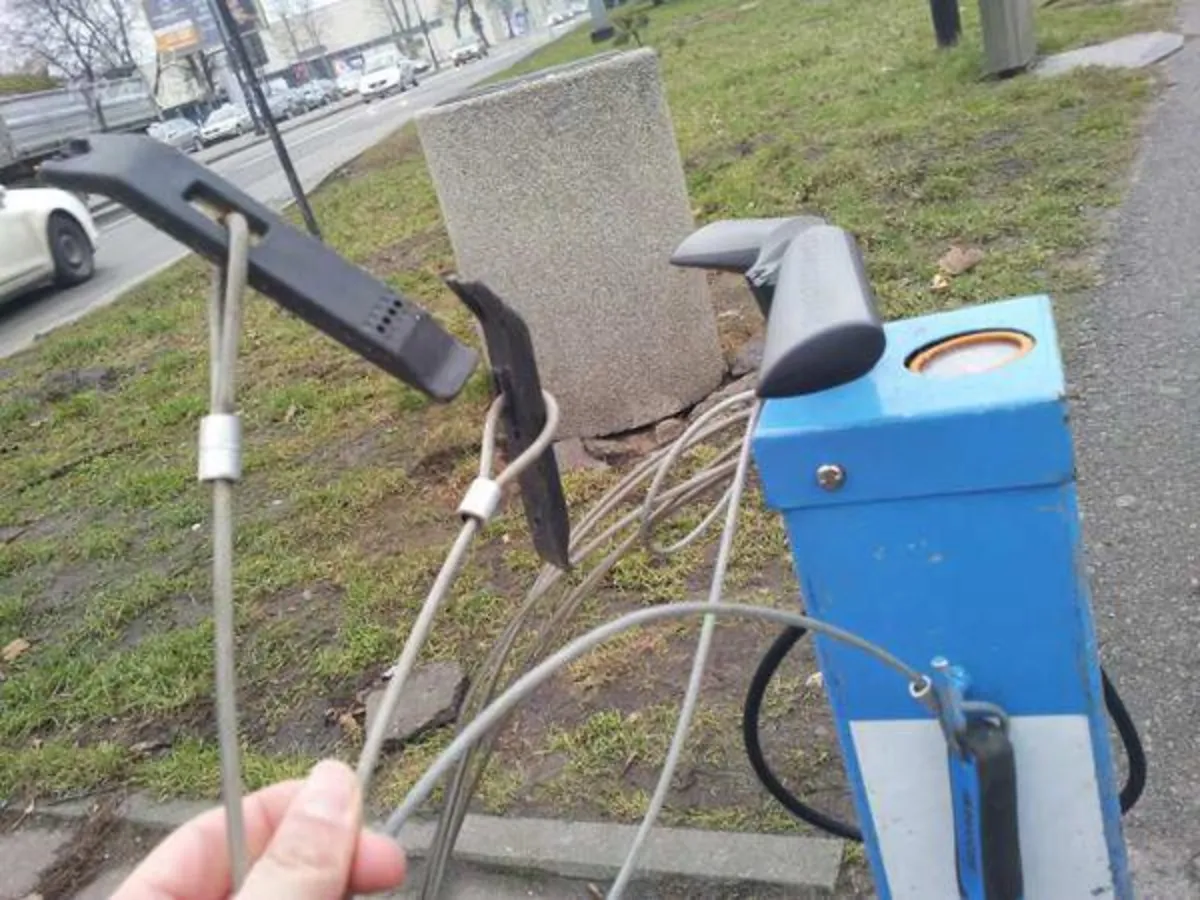 Stacje do naprawy rowerów zniszczone przez wandali