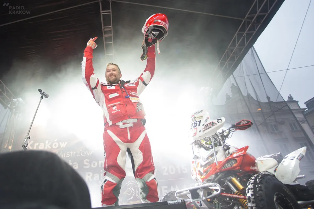 Meta Rajdu Dakar w Krakowie. Rafał Sonik przywitany po królewsku