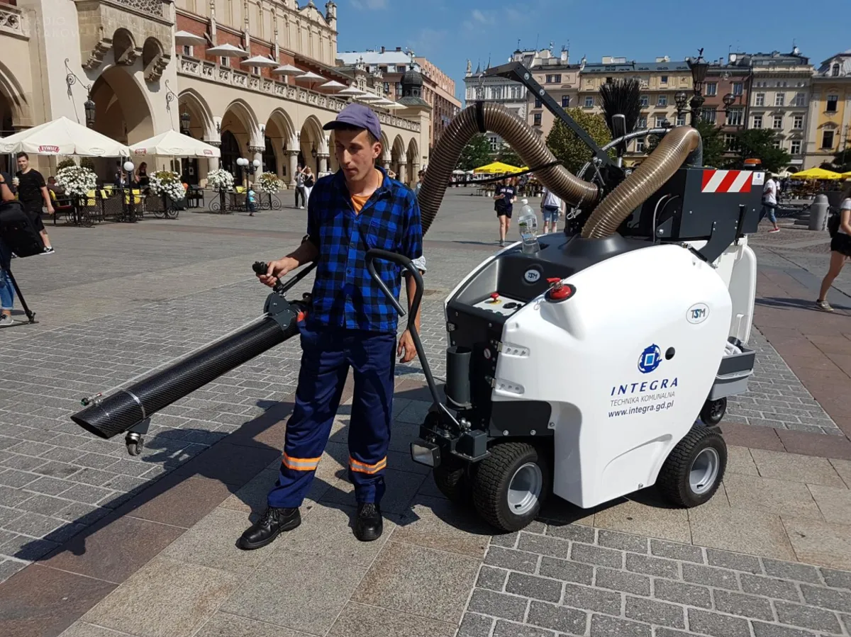Kraków kupił dwa wielkie odkurzacze, by walczyć z miejskim pyłem