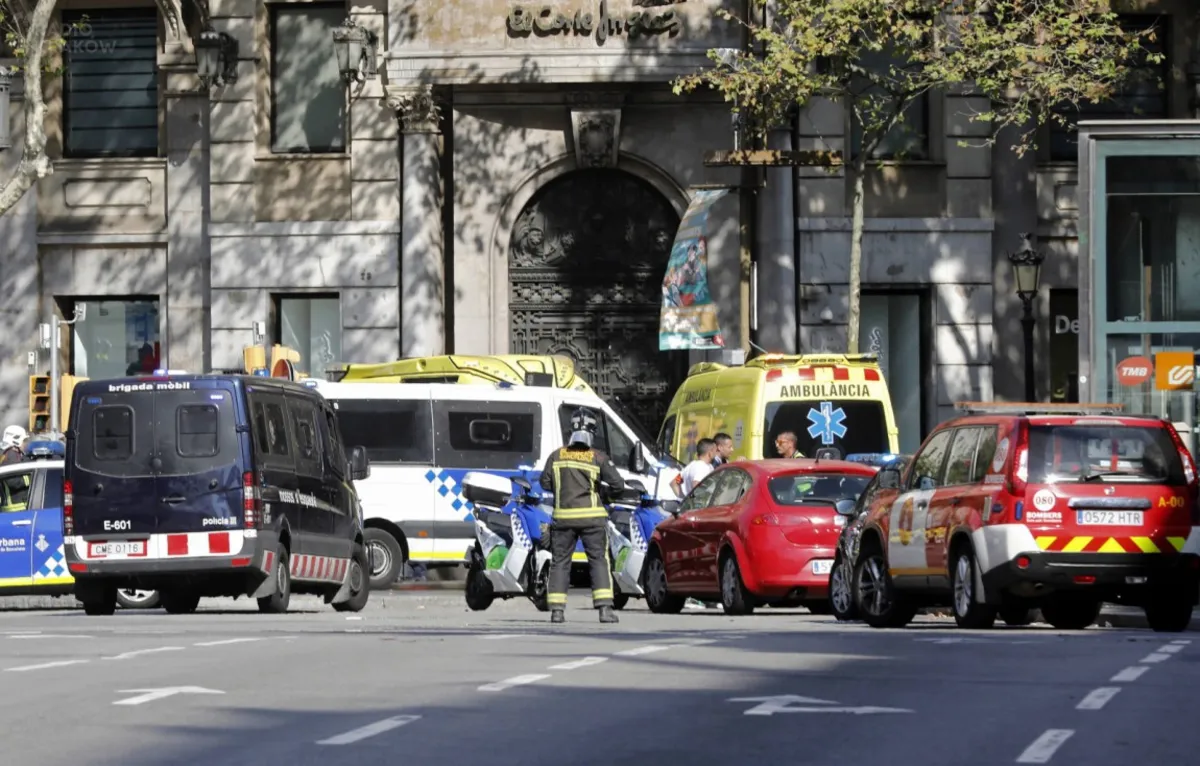 Kraków solidarny z Barceloną. Kładka, estakada i Tauron Arena zostały podświetlone