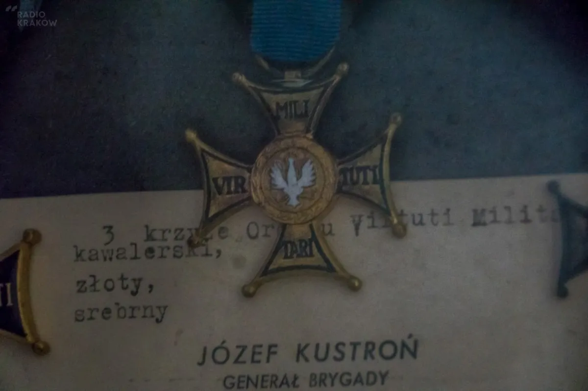 Pamiątki po gen. J. Kustroniu trafił do muzeum. Wśród nich zakrwawiony krzyż  Virtuti Militari