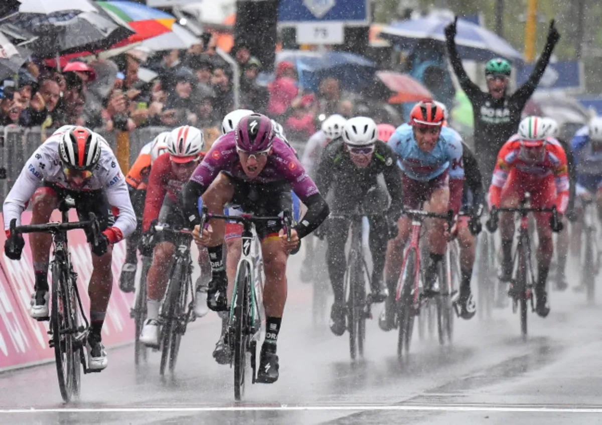 Deszczowy etap Giro bez rewolucji w klasyfikacji