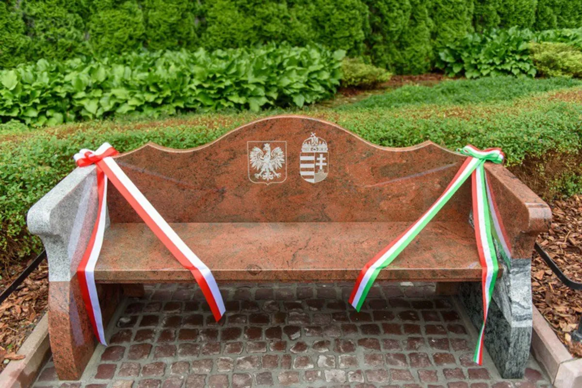 Ławka jak nagrobek. Czy zostanie na ulicy Wałowej?