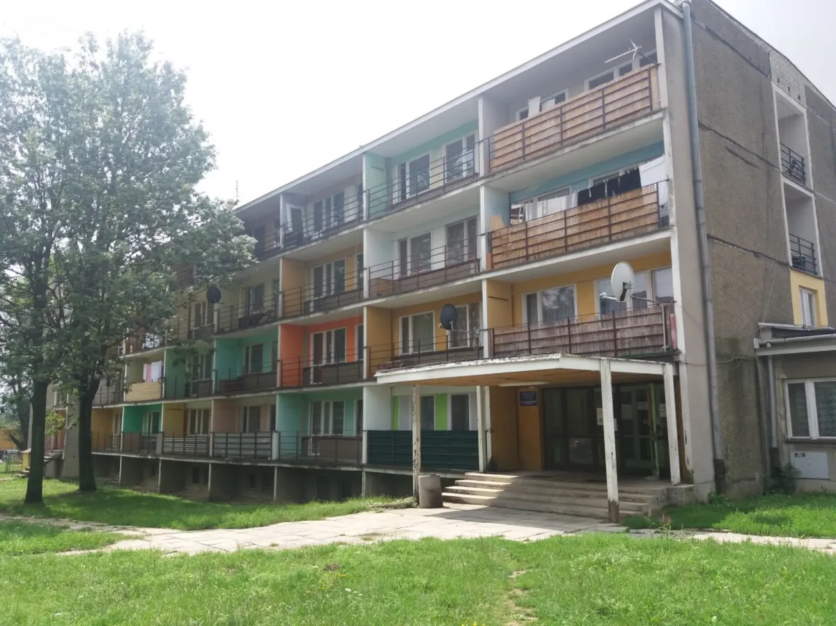 Lokatorzy wyprowadzają się z bloku przy szpitalu w Tarnowie