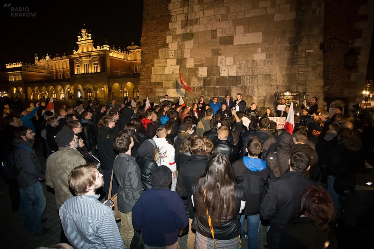 Protest z krzesłami na krakowskim Rynku
