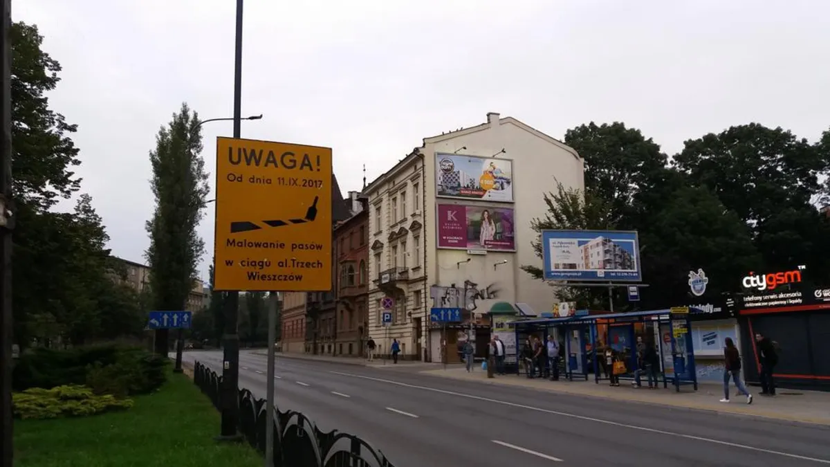Remont na al. Pokoju, malowanie pasów na Alejach Trzech Wieszczów