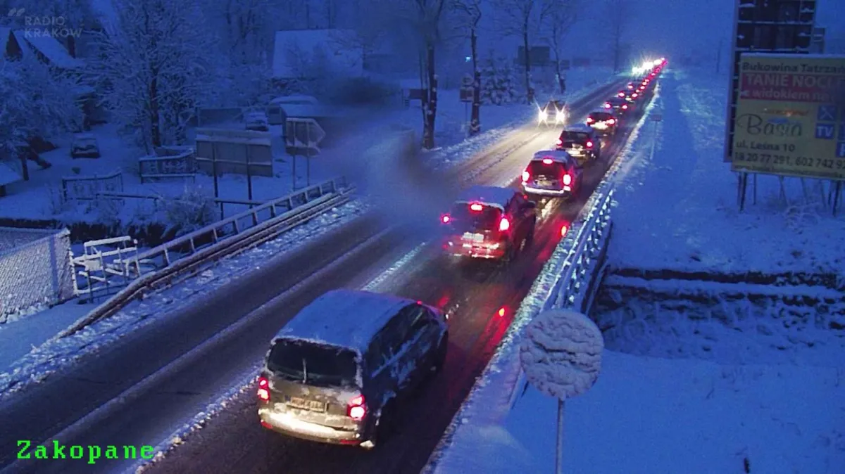 Zima wróciła do Małopolski. Fatalne warunki na zakopiance, brak prądu, kłopoty tramwajowe