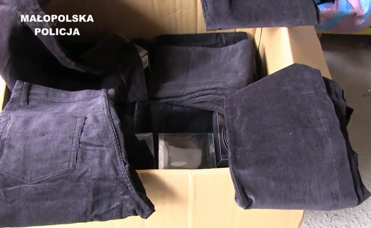 Sprzedawali podróbki odzieży w dużych sklepach w Małopolsce. FILM