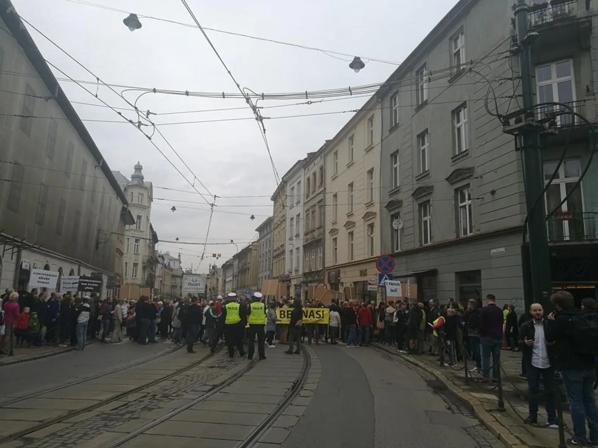 Likwidacja miejsc parkingowych w Krakowie. Pierwszy protest przeciwników