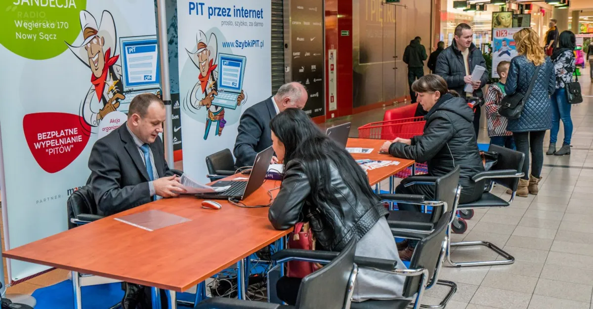 Pracownicy skarbówki wypełniają w ten weekend pity w galeriach w całej Polsce