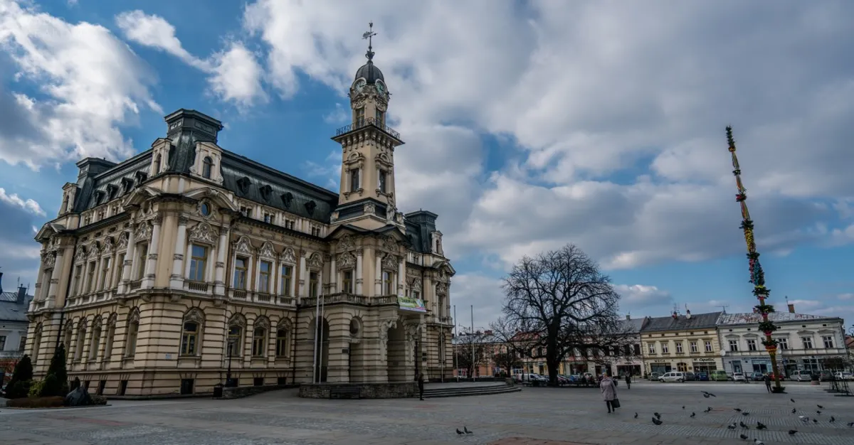 Na sądeckim rynku stanęła już wielkanocna palma