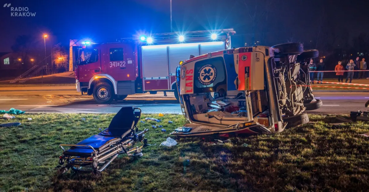 Jedna z najnowocześniejszych karetek z sądeckiego pogotowia do kasacji. Potrzebny jest nowy pojazd