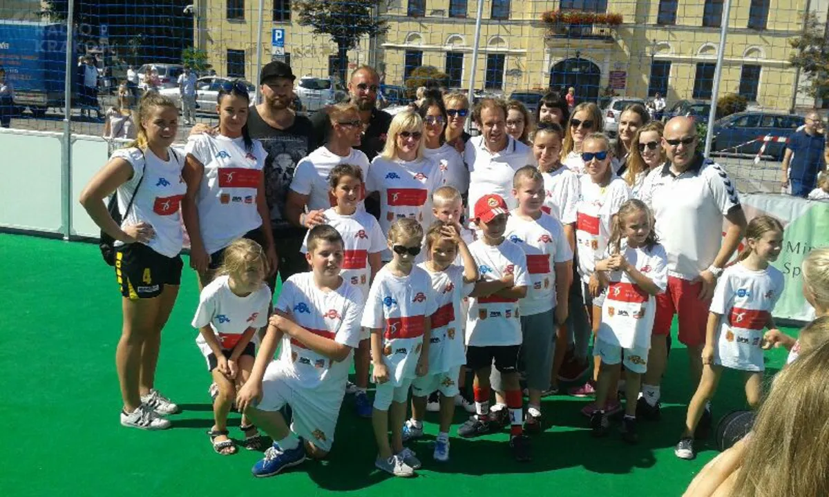 Świeto piłki ręcznej w Olkuszu. Artur Siódmiak Summer Camp odwiedził olkuski Rynek 