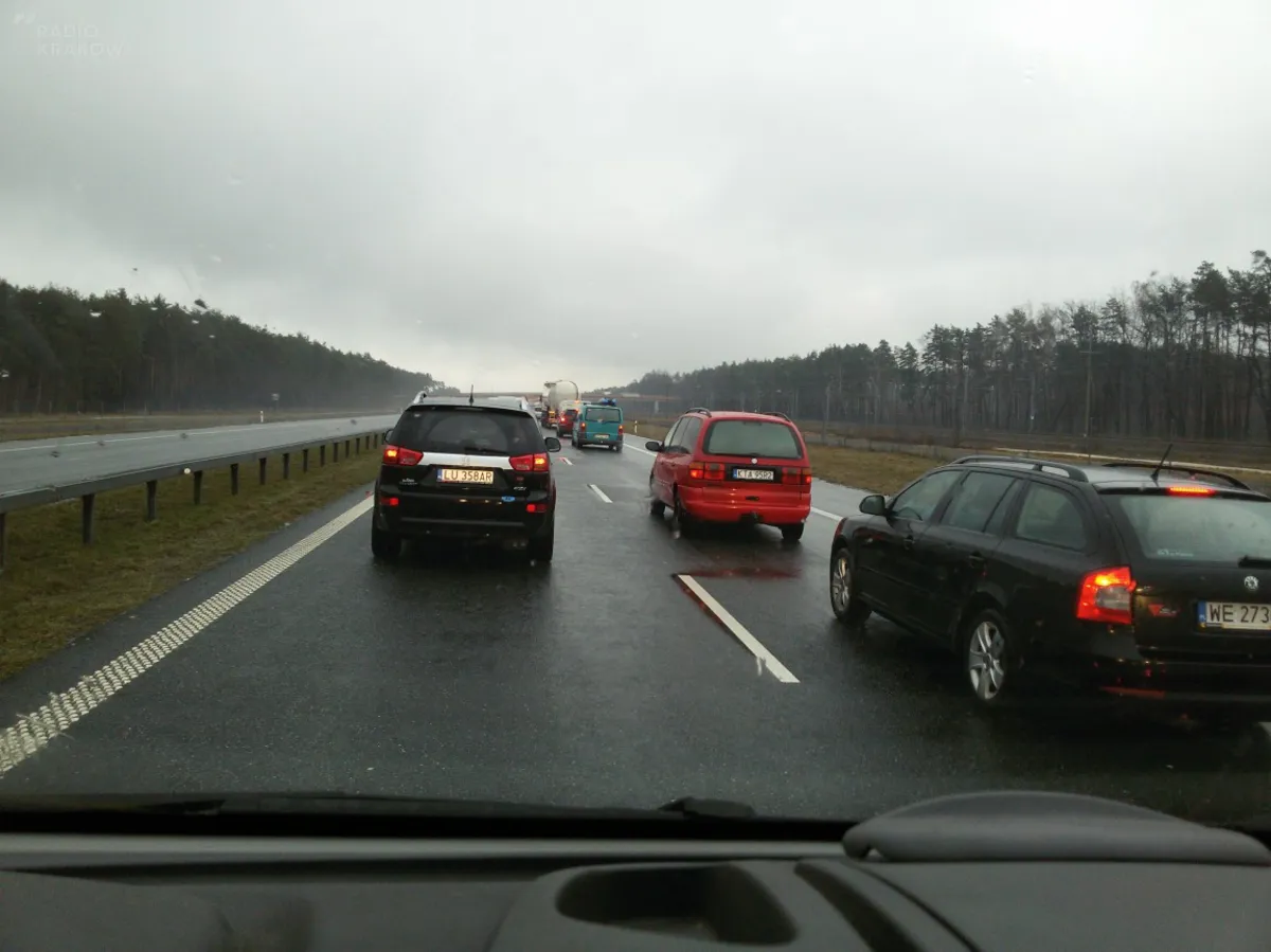 Zderzenie trzech pojazdów na A4 w ok. miejscowości Biadoliny Radłowskie. Zator na trasie Kraków - Tarnów