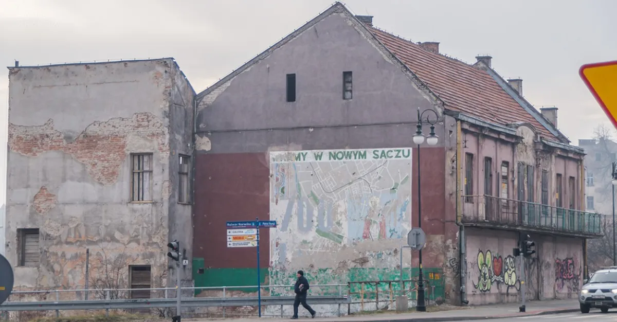 Zrujnowana kamienica, stojąca na wjeździe do Nowego Sącza, zostanie wyburzona