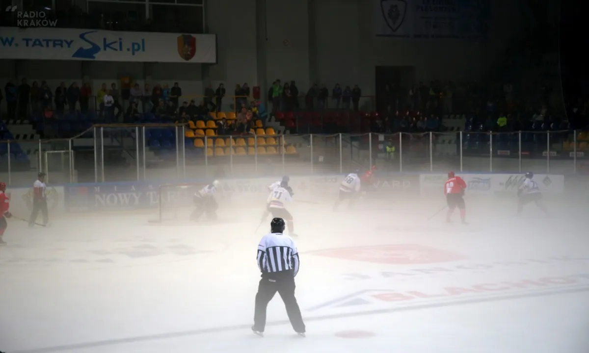 Hokejowy skandal w Nowym Targu. Krewki trener rzucił się na arbitra. Jest oświadczenie Marka Ziętary