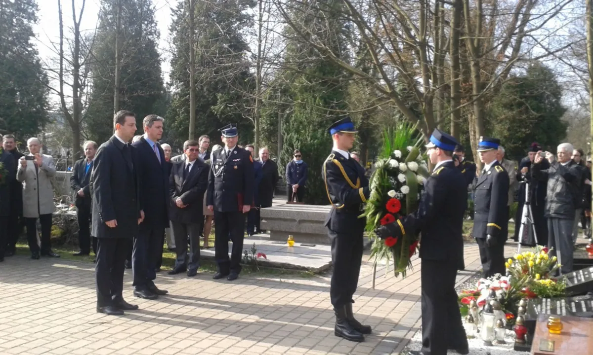 Strażacy złożyli kwiaty na grobie Wiesława Wody 