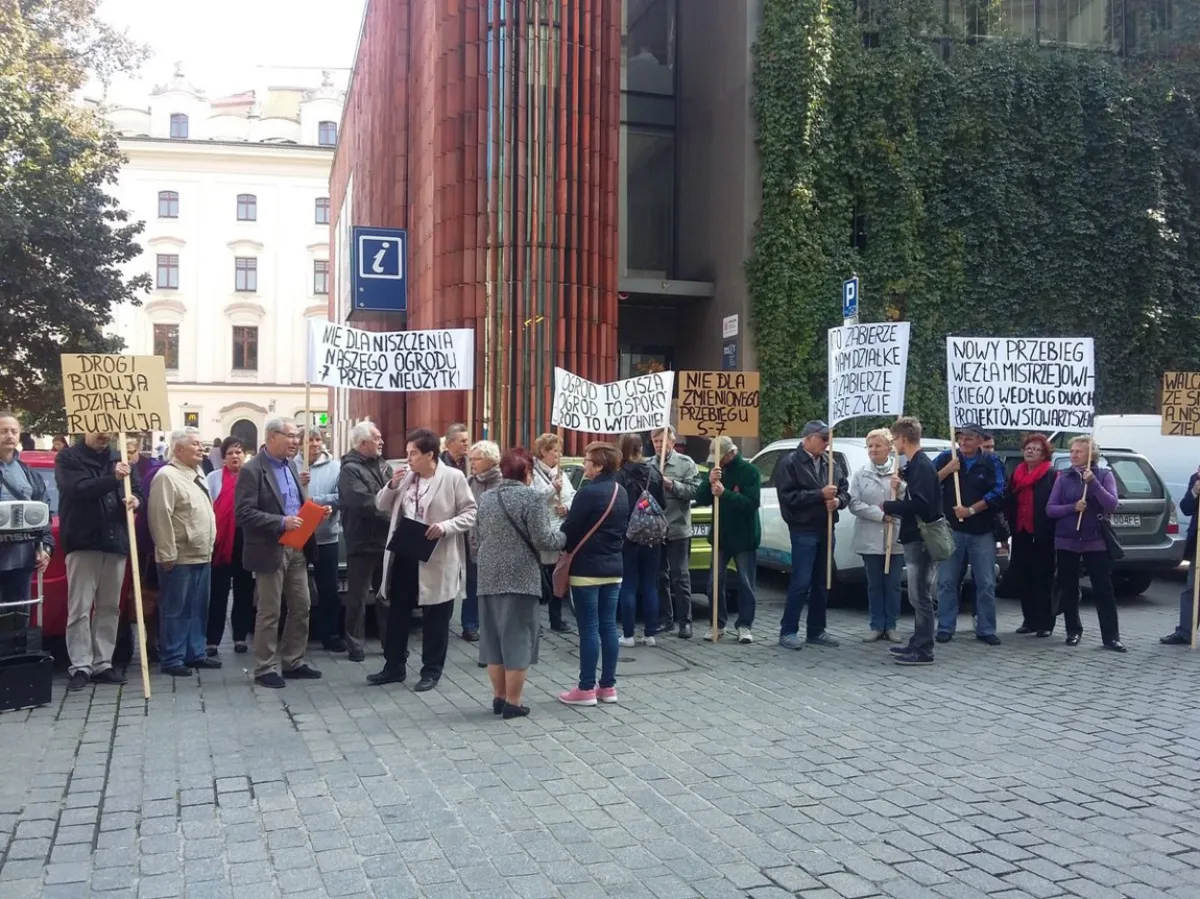 Działkowicze z Zesławic protestują przeciwko przebiegowi trasy S7