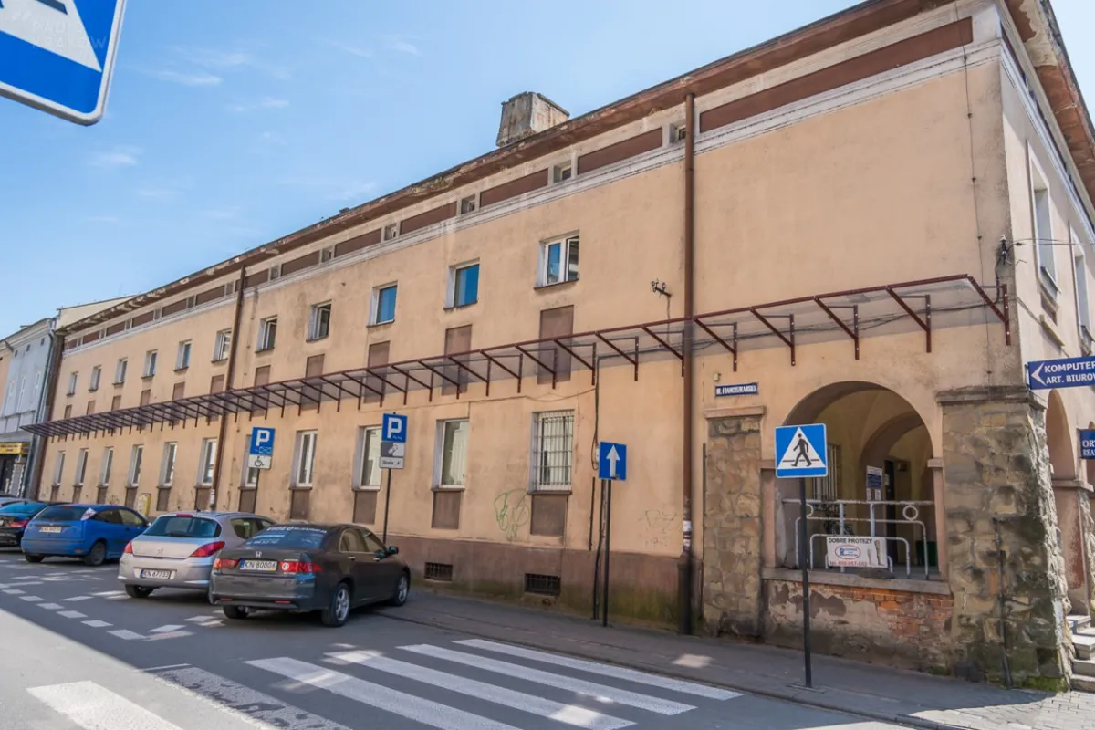 Nie ma planu, by wyremontować przychodnię rehabilitacyjną w Nowym Sączu. Z budynku sypie się już tynk