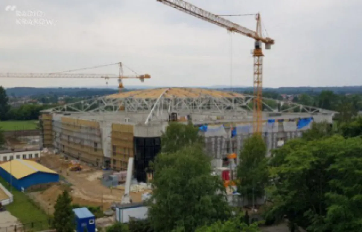 Remontowana Hala Jaskółka będzie miała jeszcze kolejny nowy dach