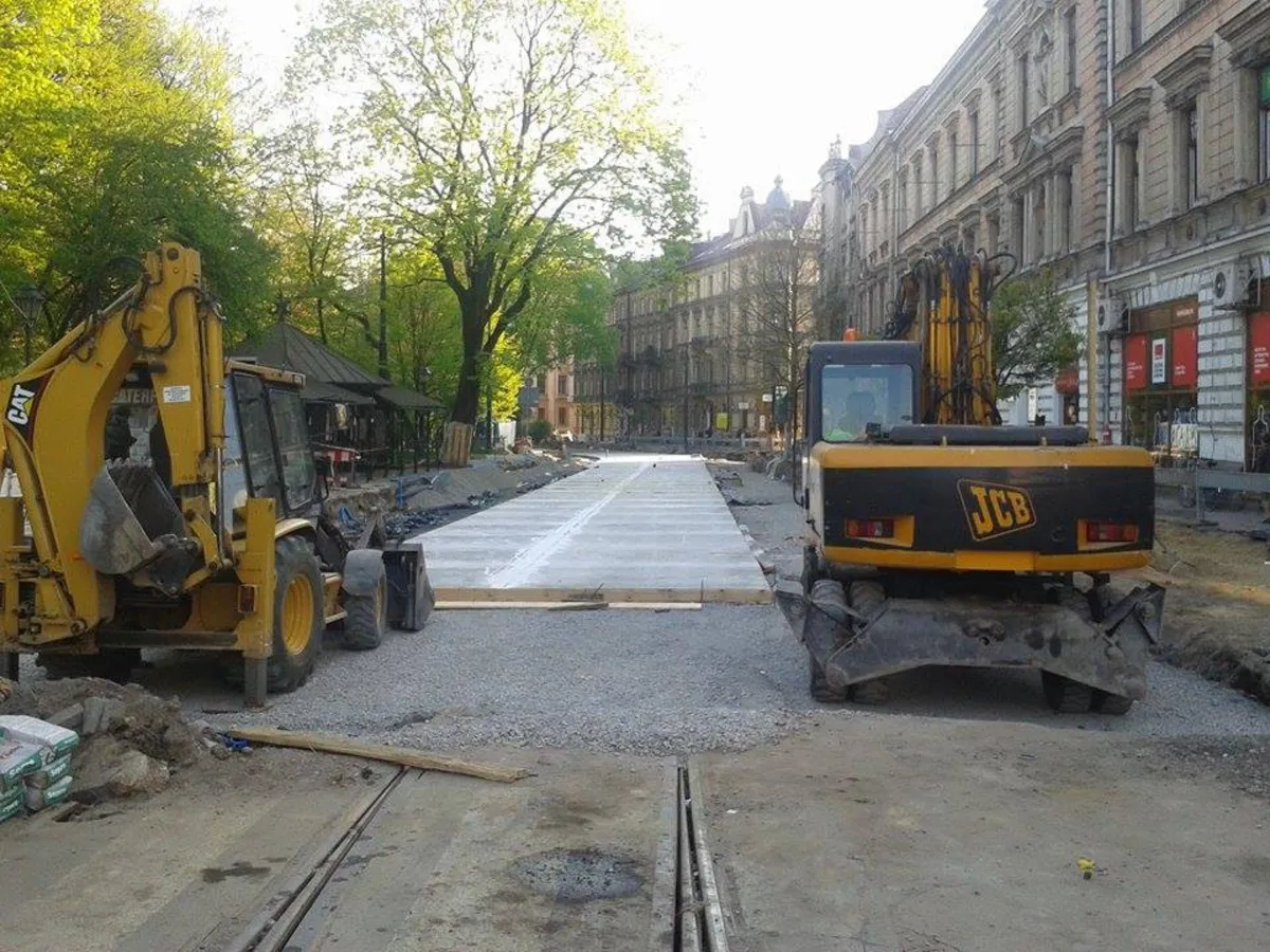 Pierwszy etap remontu ulicy Podwale zakończony. Betonowa płyta właśnie schnie