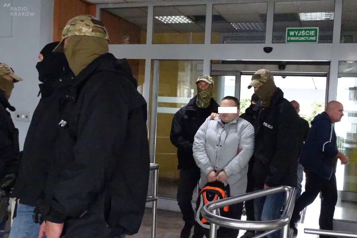 Sprawa "skóry": śledczy przeszukali mieszkanie i piwnicę Roberta J.