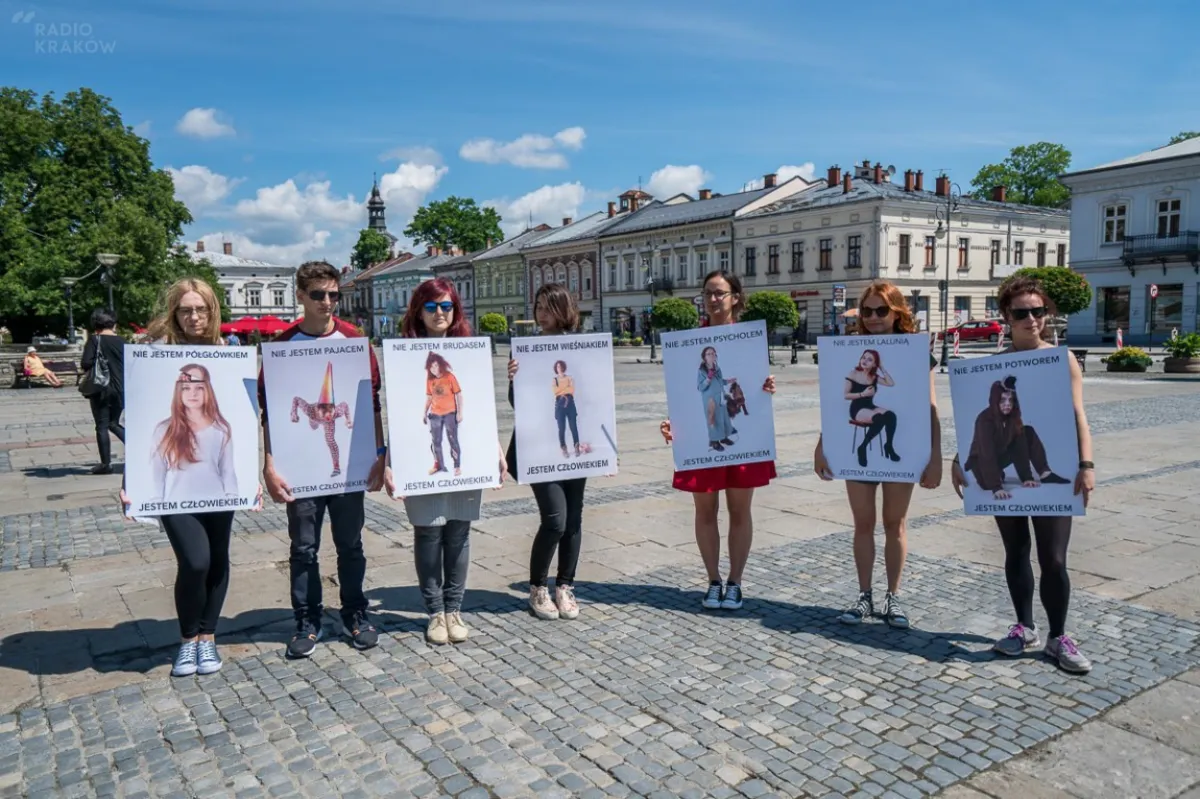 Nowy Sącz: młodzież zorganizowała pikietę przeciwko hejtowi w sieci