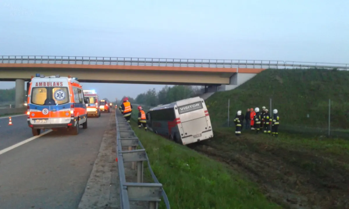 Wypadek autokaru na autostradzie A4 Tarnów - Kraków. Pojazd wypadł z drogi w okolicach Bochni