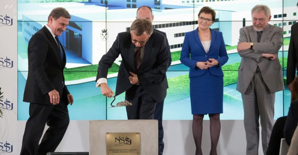 Falstart przy budowie Szpitala Uniwersyteckiego w Krakowie? Jest kamień węgielny, nie ma robotników 