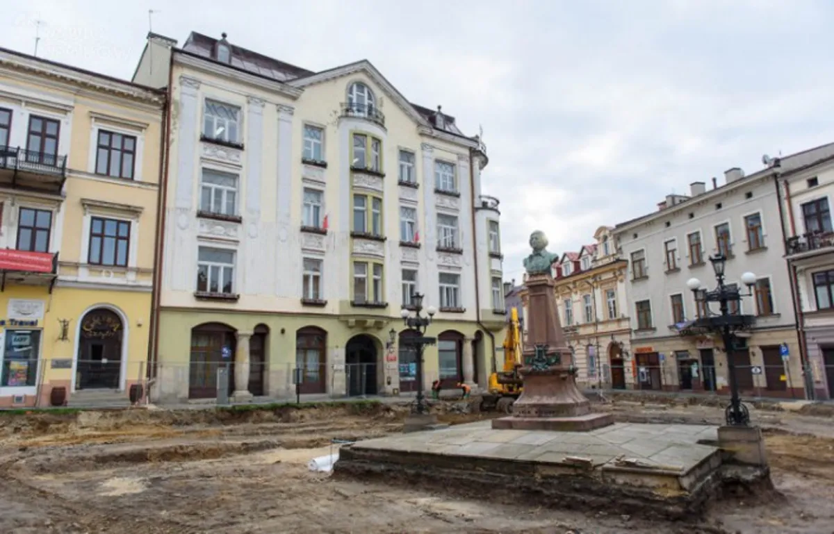 Remont placu Kazimierza w Tarnowie ze znacznym poślizgiem