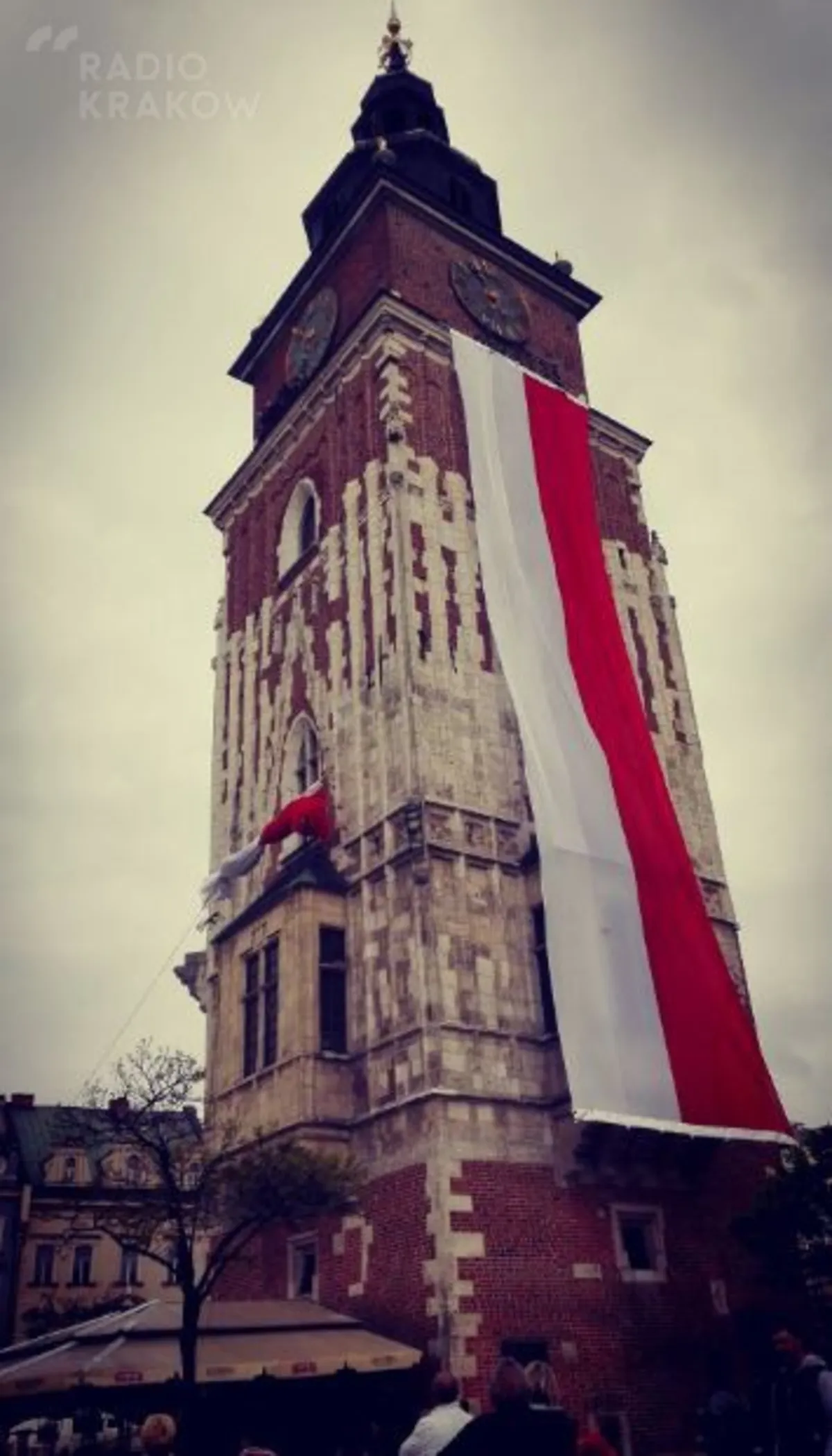 Kraków: w święto flagi państwowej na wieży ratuszowej zawisła 30-metrowa flaga