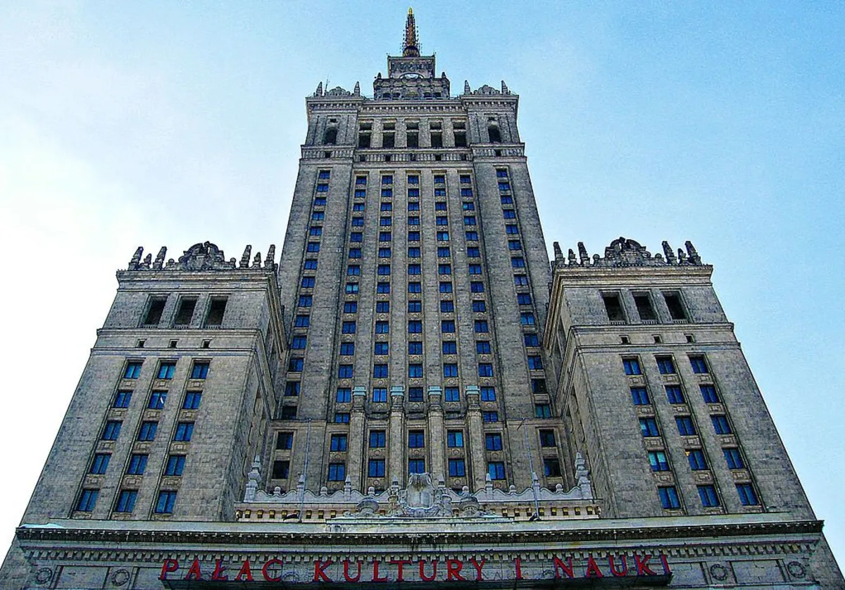 54-latek, który podpalił się przed Pałacem Kultury i Nauki w Warszawie, pochodzi z Niepołomic