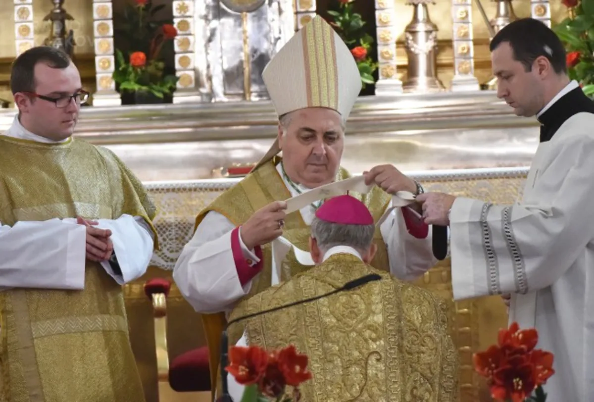  Nuncjusz apostolski przekazał abp. Jędraszewskiemu paliusz
