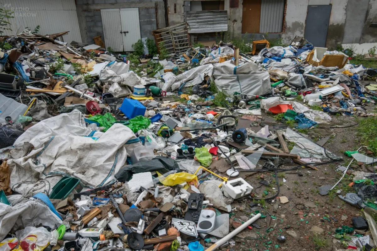 Interwencja Radia Kraków: dzikie wysypisko w centrum Nowego Sącza. Sprawa ciągnie się od roku