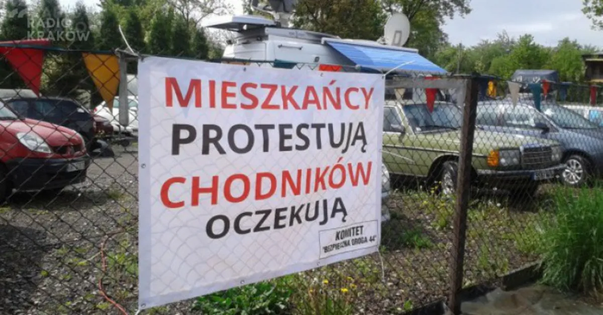 Mieszkańcy Skawiny protestują. Blokowali przejazd w Wielkich Drogach