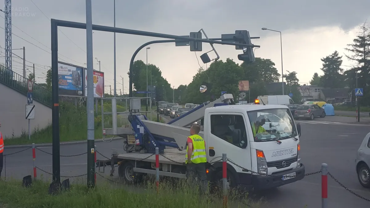 Ciężarówka wjechała w sygnalizację na ul. Stachiewicza
