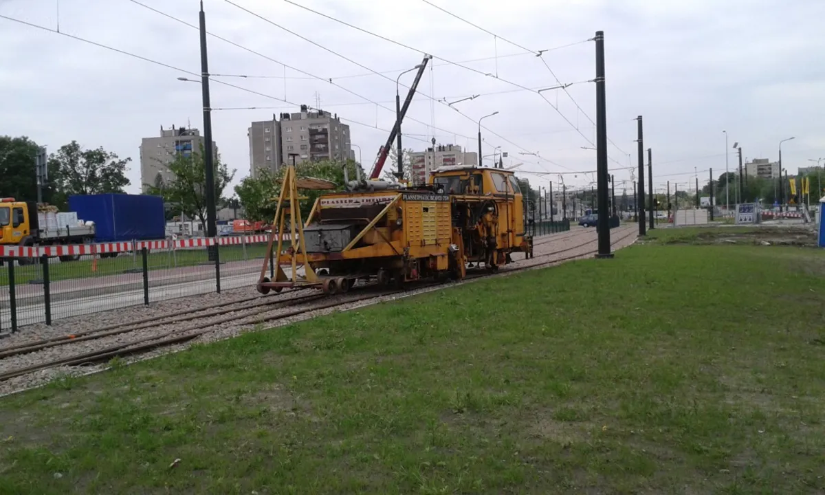 Wielka "lokomotywa" opóźni otwarcie torowiska na rondzie Czyżyńskim 